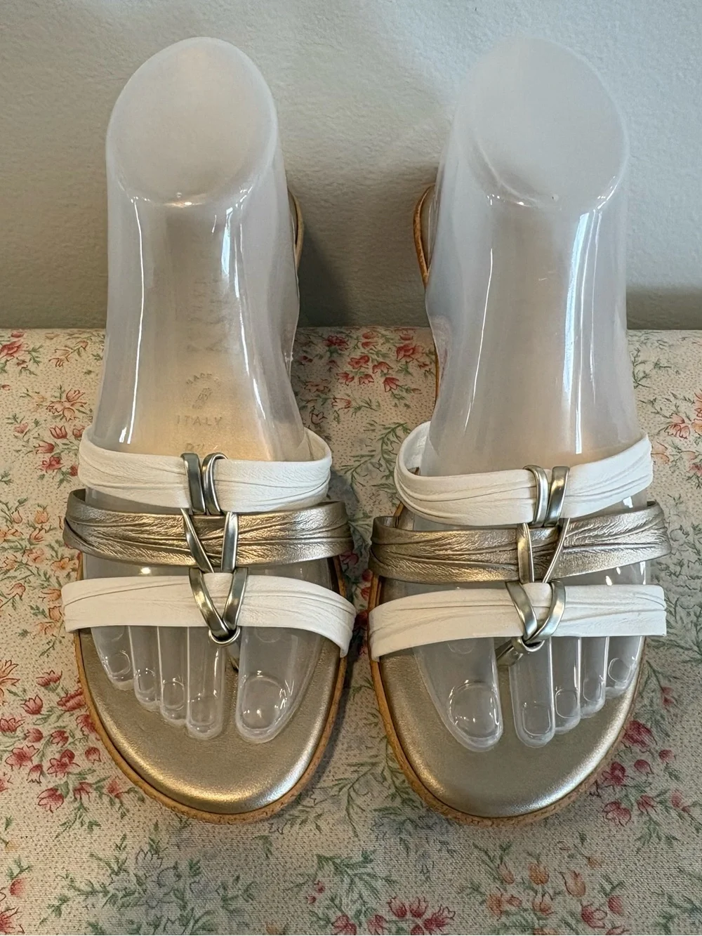 NWOT Womens Italian Shoemakers 8.5 White Gold Strappy Wedge Sandal Slide 2 1/4”